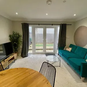 Stylish Modern Two Bedroom With Garden Apartment Cardiff