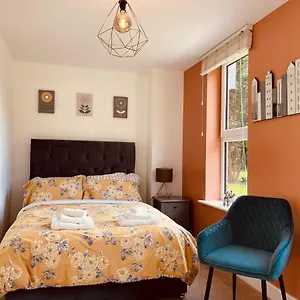 Cheerful 2-bed Townhouse In With Parking Holiday home Wakefield